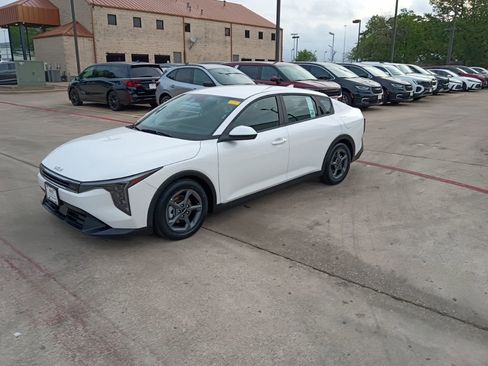 Used 2025 Kia K4 LXS image 1