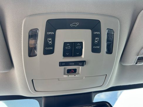 Used 2023 Toyota Sienna XLE FWD image 32