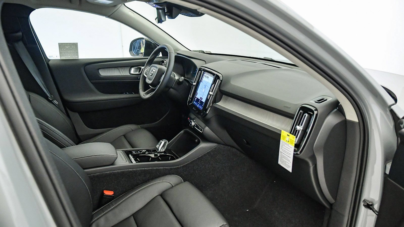 Certified 2026 Volvo XC40 B4 Plus w/ Climate Package FWD image 17