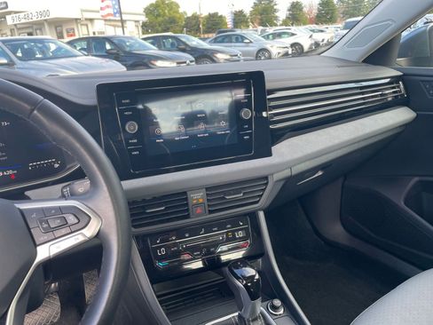 Used 2025 Volkswagen Jetta SE image 18