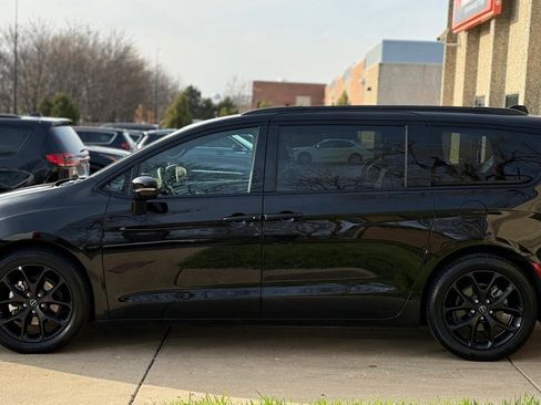 Used 2025 Chrysler Pacifica Limited image 4