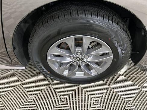 Used 2024 Toyota Sienna XLE image 9