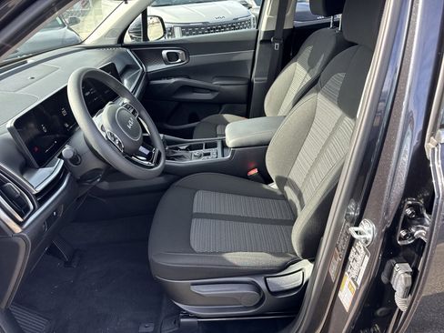 Certified 2025 Kia Sorento LX image 9