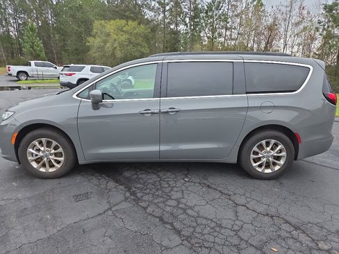 Used 2022 Chrysler Pacifica Touring-L image 3