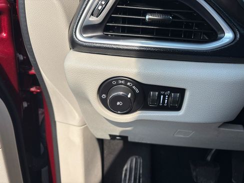 Used 2018 Chrysler Pacifica Touring-L Plus FWD image 13