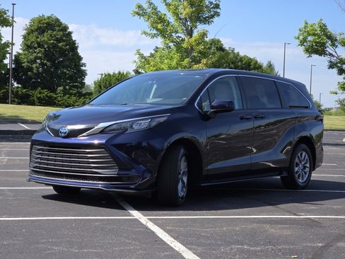 Used 2024 Toyota Sienna LE AWD/4WD image 17