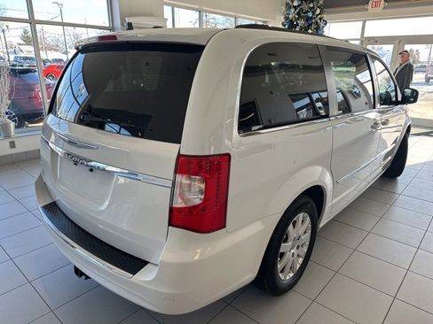 Used 2016 Chrysler Town & Country Touring image 4
