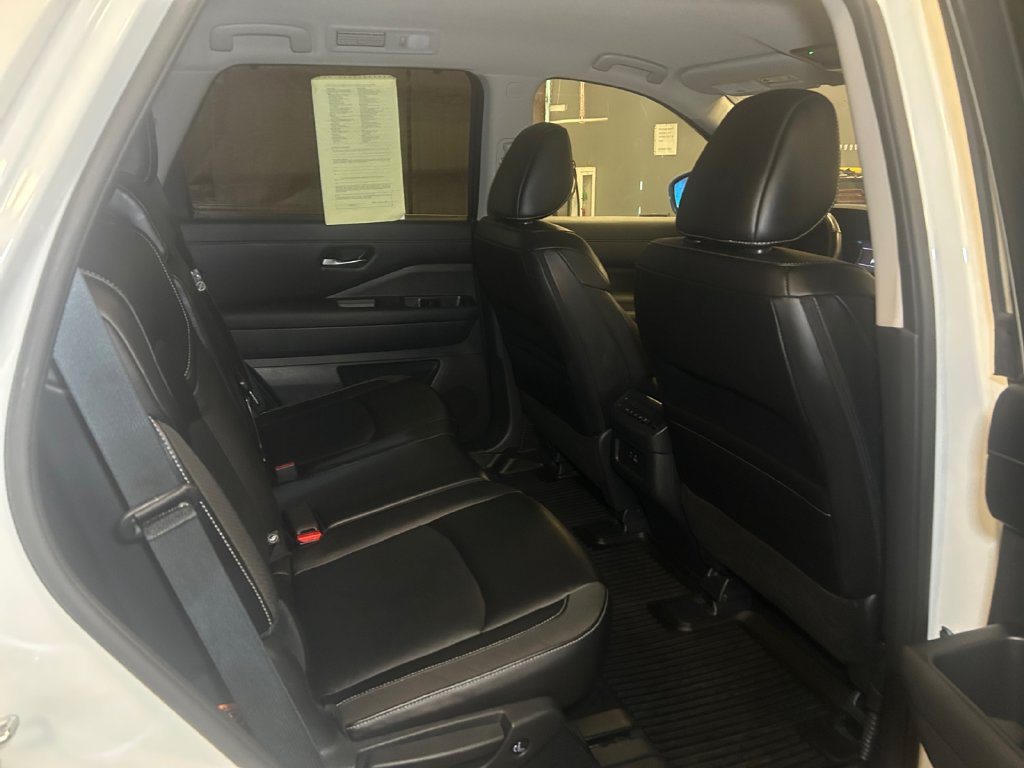 Used 2024 Nissan Pathfinder SL AWD/4WD image 19