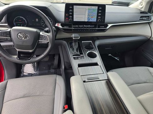 Used 2023 Toyota Sienna Limited image 21