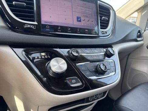 Used 2024 Chrysler Pacifica Touring-L image 12