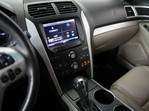 Used 2013 Ford Explorer XLT image 18
