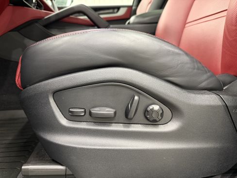 Used 2024 Porsche Cayenne Coupe AWD/4WD image 32