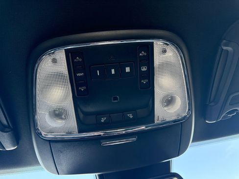 Used 2015 Chrysler 300 C Platinum w/ Light Group RWD image 27