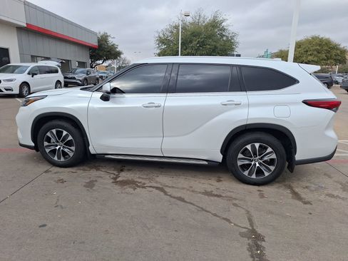 Used 2022 Toyota Highlander XLE image 3