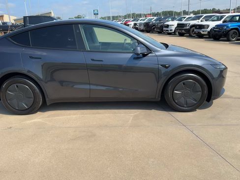 Used 2026 Tesla Model Y AWD image 8