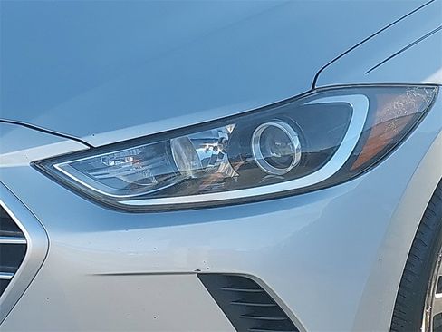 Used 2017 Hyundai Elantra SE image 27