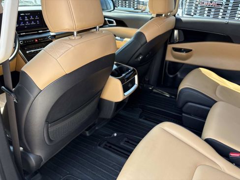 Used 2024 Kia Carnival EX FWD image 29