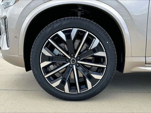 New 2026 Volvo XC90 B5 Plus w/ Protection Package Premier image 39