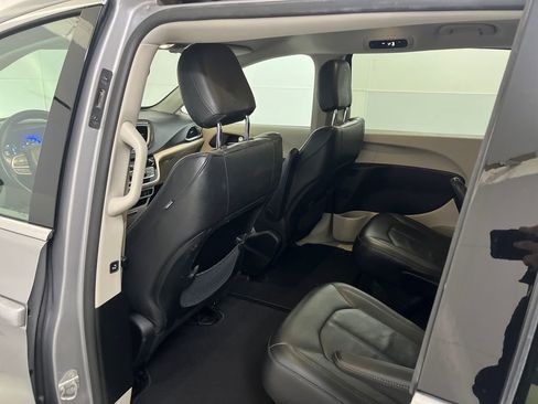 Used 2017 Chrysler Pacifica Touring-L image 26