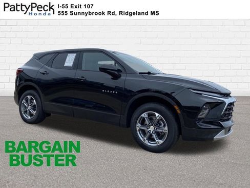 Used 2025 Chevrolet Blazer LT FWD image 1