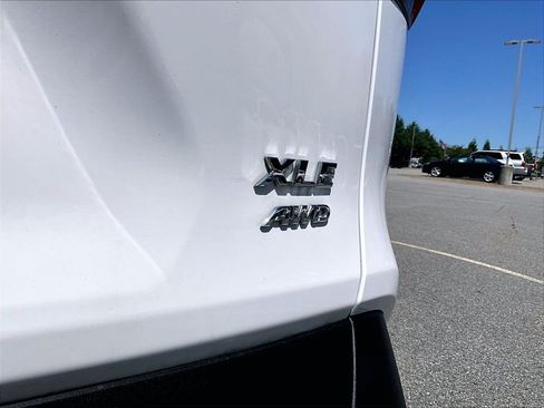Used 2025 Toyota RAV4 XLE AWD/4WD image 29