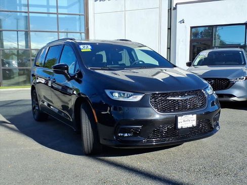 Used 2022 Chrysler Pacifica Limited w/ S Appearance Package image 3