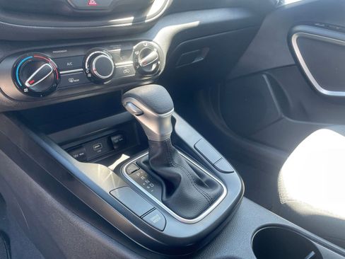 Used 2025 Kia Soul LX w/ LX Technology Package FWD image 36
