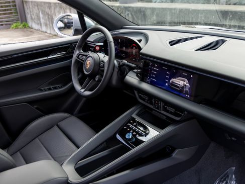 New 2025 Porsche Macan Electric image 52