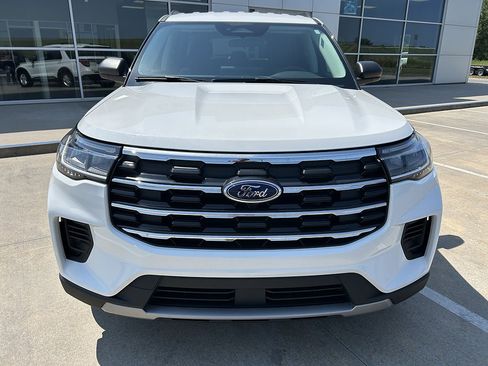 Used 2025 Ford Explorer Active AWD/4WD image 8