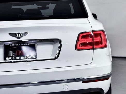 Used 2018 Bentley Bentayga image 14