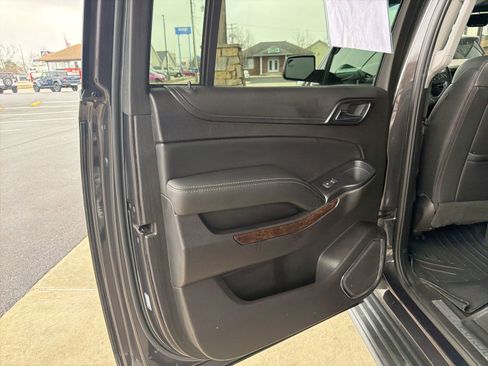 Used 2017 Chevrolet Suburban LT image 2