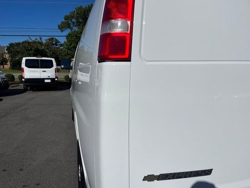 Used 2022 Chevrolet Express 2500 w/ Driver Convenience Package image 10