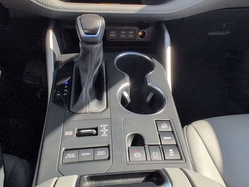 Used 2024 Toyota Highlander XLE AWD/4WD image 26