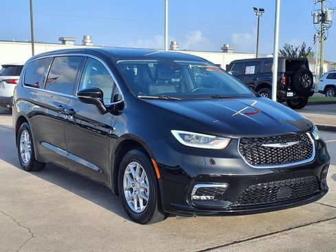 Used 2024 Chrysler Pacifica Touring-L FWD image 3