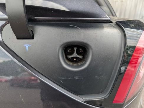 Used 2024 Tesla Model Y Long Range AWD/4WD image 12