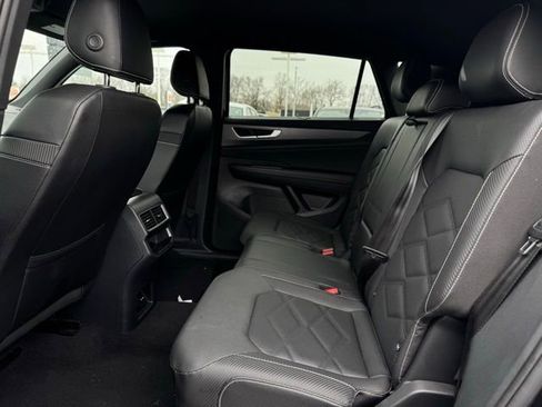 Used 2025 Volkswagen Atlas Cross Sport SE image 19