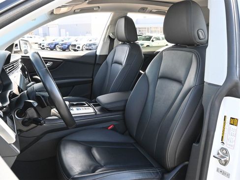 Used 2023 Audi Q8 Premium image 15