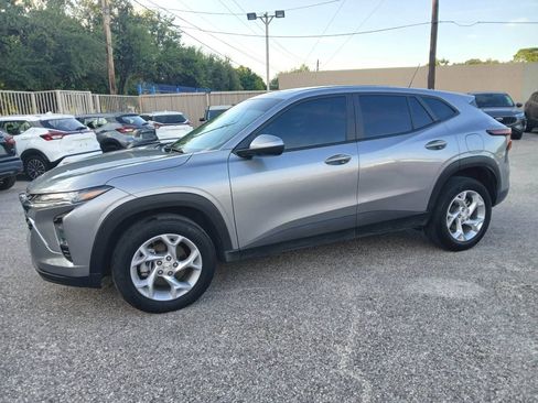 Used 2025 Chevrolet Trax LS w/ LS Convenience Package FWD image 1
