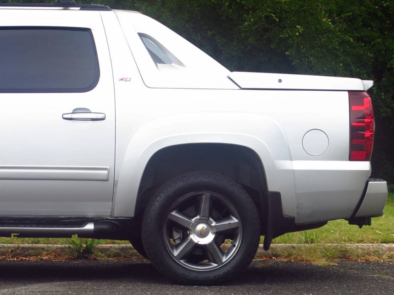 Used 2011 Chevrolet Avalanche LT w/ Luxury Package AWD/4WD image 27