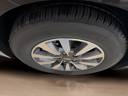 Used 2024 Chrysler Pacifica Limited FWD image 11