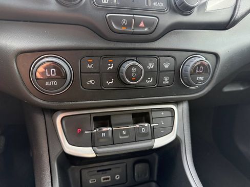 Used 2023 GMC Terrain SLT AWD/4WD image 18