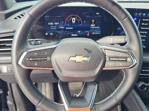 Used 2025 Chevrolet Traverse LT image 8