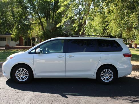 Used 2017 Toyota Sienna XLE Premium image 2