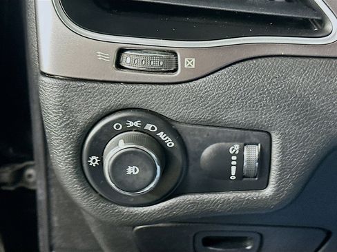 Used 2019 Jeep Cherokee Latitude w/ Popular Appearance Group image 17