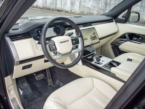 Used 2025 Land Rover Range Rover SE image 12