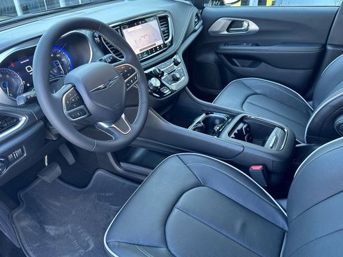 New 2026 Chrysler Pacifica Limited image 12