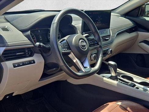 Used 2024 Nissan Altima 2.5 SV w/ SV Premium Package FWD image 9