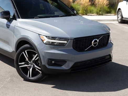 Used 2022 Volvo XC40 T5 R-Design image 7