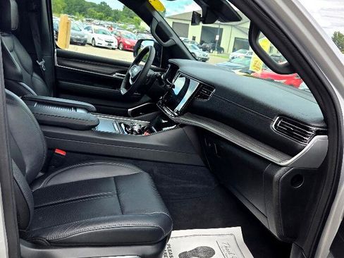 Used 2024 Jeep Wagoneer Series II w/ Flexible Seating Group image 15