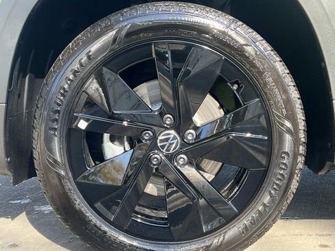 New 2026 Volkswagen Taos SE image 6